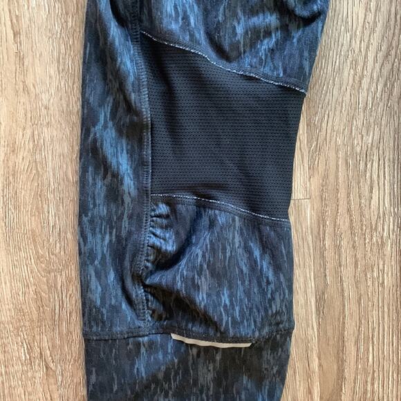Athleta Relay Capri Leggings Black & Blue Size XS Mid Rise - Picture 10 of 10